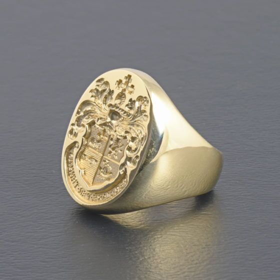 Coat of Arms Signet Ring in Yellow Gold With Diamond Border